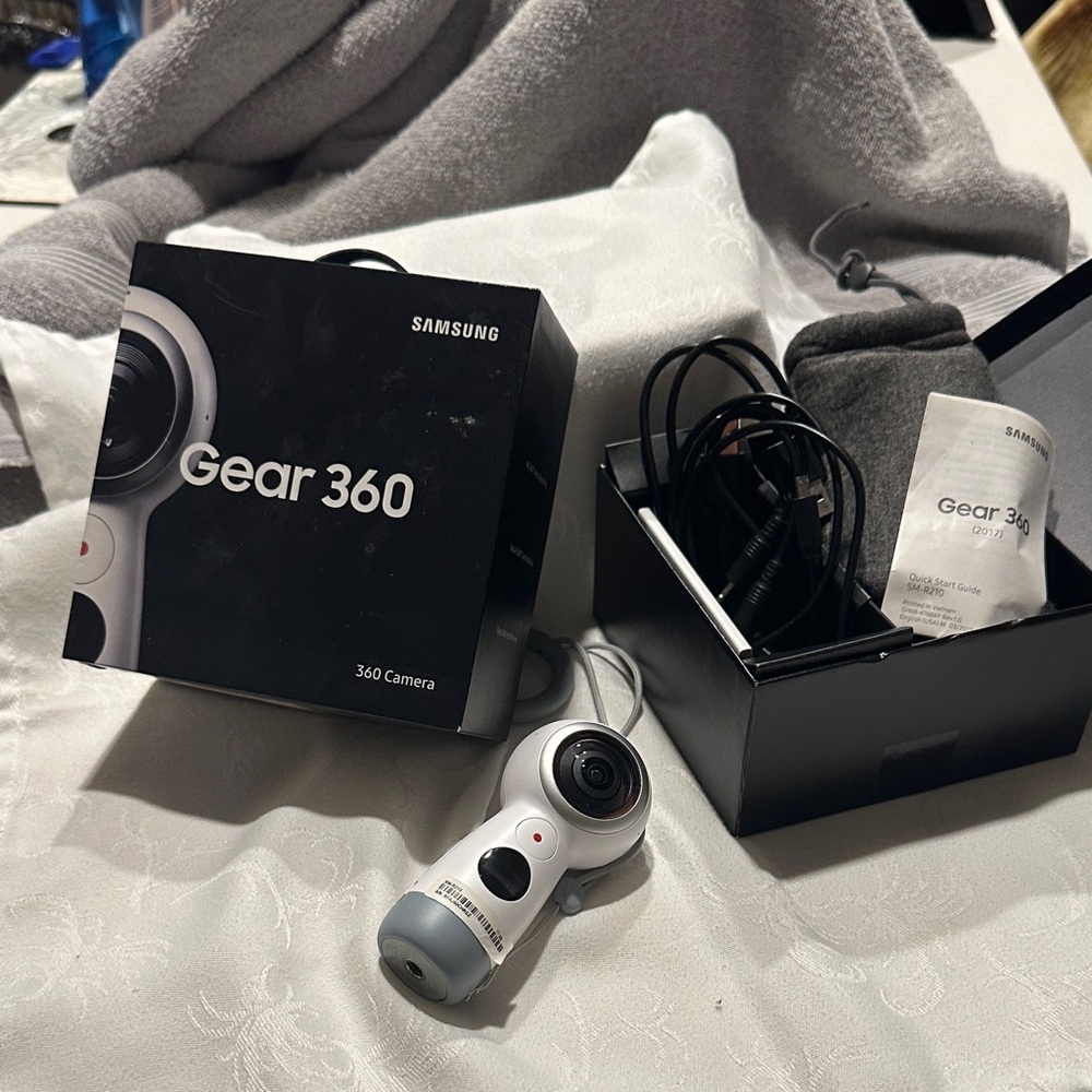 Samsung Gear 360 with Accessories - Black and White